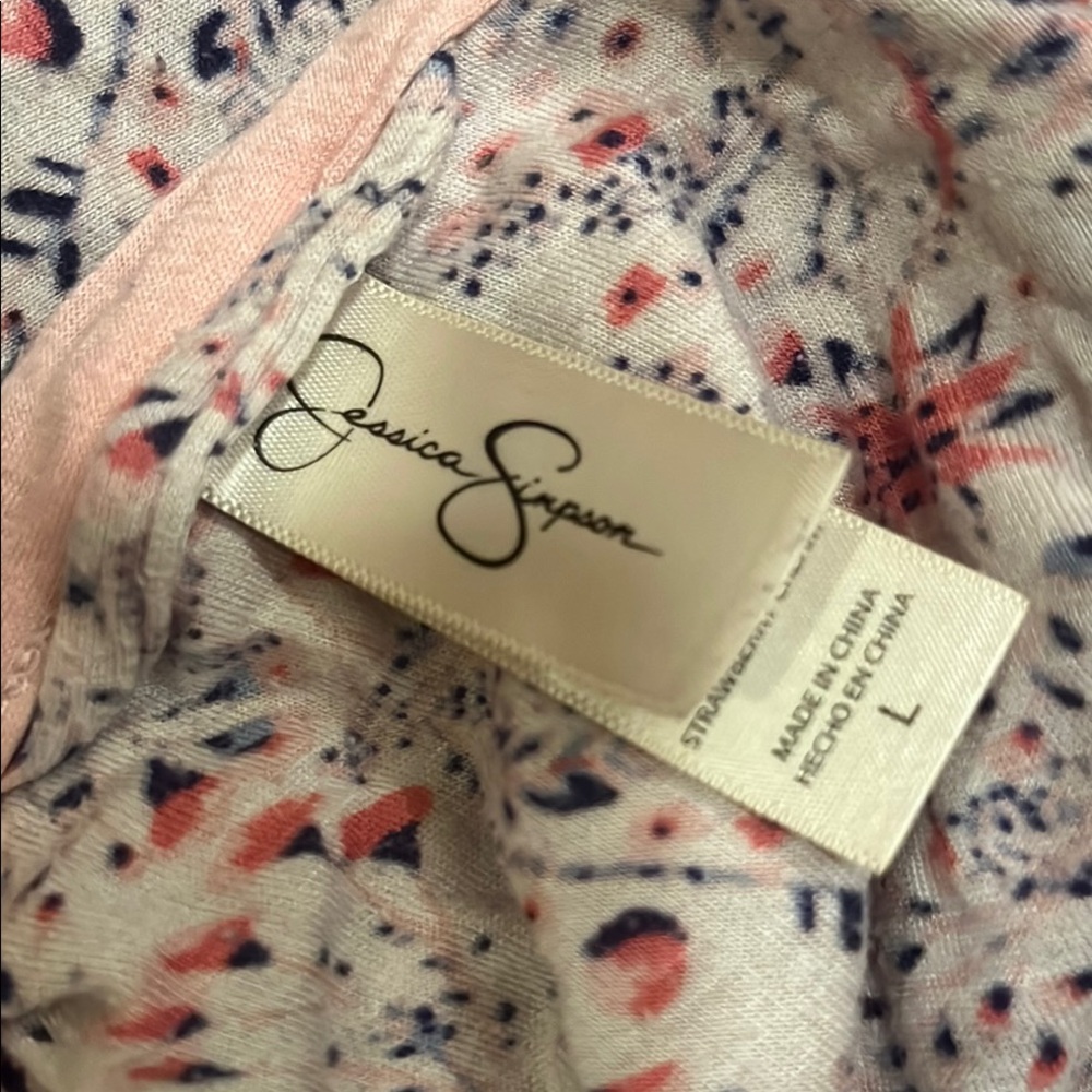 Jessica Simpson floral ROBE. W a cream background that holds a floral design